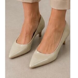 Cole Haan Women's Beige Patent Leather Pointed Toe Kitten Heel Pumps Size 6.5